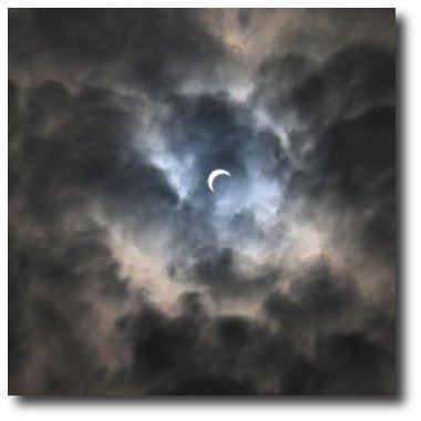Eclipse entre nubes
